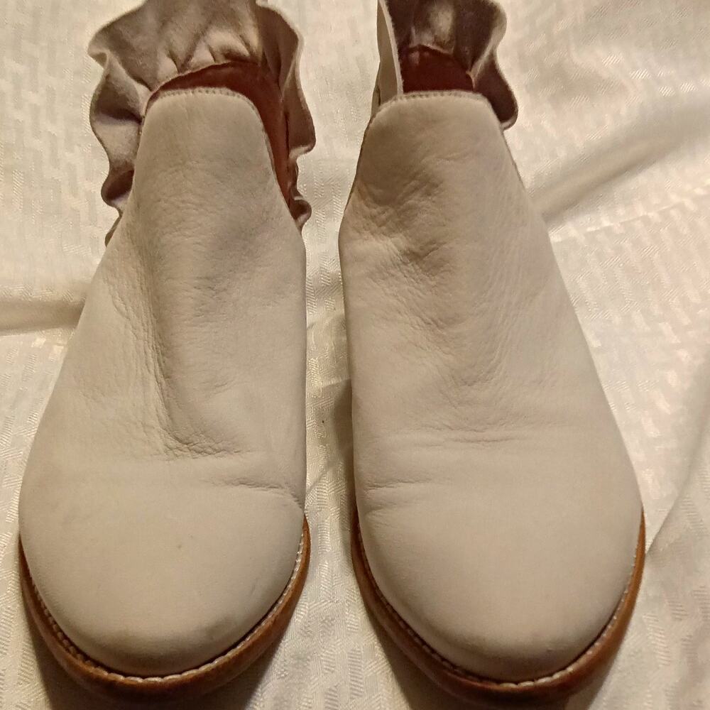 Seychelles Beige Leather Ruffle Ankle Bootie Almond Toe Slip On Women's 9